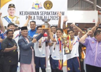 Tun Mohd. Ali Mohd. Rustam bersama pemain Melaka menjulang trofi selaku juara baharu Kejohanan Sepaktakraw Piala Tun Ali 2025 Edisi Ke-4 di Dewan Bola Keranjang MBMB, Bukit Serindit, semalam. - UTUSAN/AMRAN MULUP