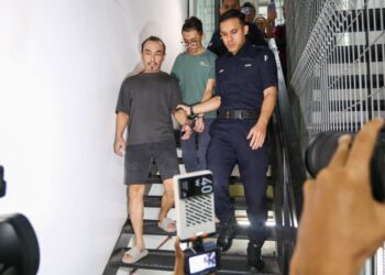 DUA lelaki yang didenda RM5,000 kerana menyamar sebagai anggota polis trafik di Mahkamah Majistret Ipoh hari ini. - UTUSAN/MUHAMAD NAZREEN SYAH MUSTHAFA