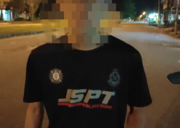 LELAKI yang ditahan kerana menyamar sebagai anggota polis di Taman Ipoh Timur Baru, Bercham di Ipoh semalam.