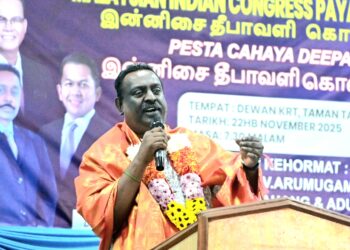 V. ARUMUGAM ketika berucap pada majlis sambutan Deepavali anjuran MIC Paya Besar di Kuantan, Pahang. - UTUSAN/SHAIKH AHMAD RAZIF