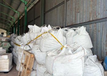 BAHAN mineral yang dirampas PGA dalam Op Bersepadu Khazanah di kawasan jeti persendirian di Segari, Lumut semalam.