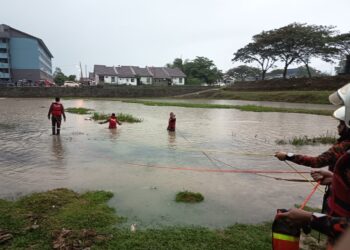 PASUKAN bomba melakukan usaha mencari dan menyelamat seorang kanak-kanak lelaki berusia 10 tahun dipercayai lemas selepas terjatuh ke dalam longkang yang menghala ke kawasan tadahan air di Taman Bidara Permai, Masjid Tanah, Melaka petang tadi. - IHSAN BOMBA