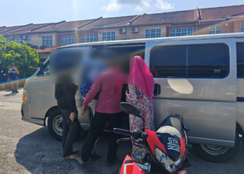 PASANGAN doktor didenda oleh Mahkamah Tinggi Syariah Melaka, hari ini, selepas mengaku bersalah atas tuduhan berkhalwat di sebuah rumah di Taman Semabok Perdana, Melaka, Julai lalu. - UTUSAN/AMRAN ALI