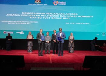 MUSTAPHA Sakmud (empat dari kiri) sewaktu  majlis penyerahan Memorandum perjanjian antara Jabatan Pendidikan Politeknik dan Kolej Komuniti (JPPKK) dan SG TVET Group Berhad di Festival Idea Putrajaya (FOI)  di sini, hari ini.