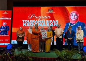 NANCY Shukri menyerahkan notis sifar keganasan kepada agensi kerajaan dan badan bukan kerajaan (NGO) sempena Program Toleransi Sifar Keganasan Langkawi di Resort World Langkawi, Langkawi.