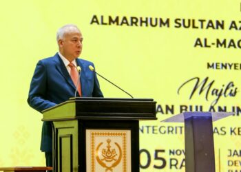SULTAN Nazrin Muizzuddin Shah bertitah pada Sambutan Bulan Integriti Nasional 2025 di Bangunan Perak Darul Ridzuan di Ipoh hari ini. - UTUSAN/MUHAMAD NAZREEN SYAH MUSTHAFA