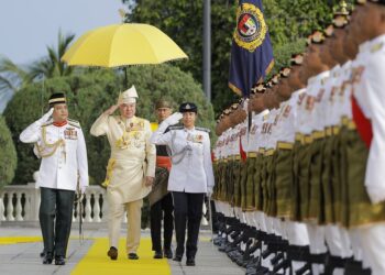 SULTAN Nazrin Muizzuddin Shah memeriksa perbarisan kawalan kehormat pada Istiadat Menghadap Sembah Taat Setia dan Penganugerahan Darjah Kebesaran sempena sambutan Ulang Tahun Hari Keputeraan baginda ke-69 di Istana Iskandariah Bukit Chandan di Kuala Kangsar. - UTUSAN/MUHAMAD NAZREEN SYAH MUSTHAFA