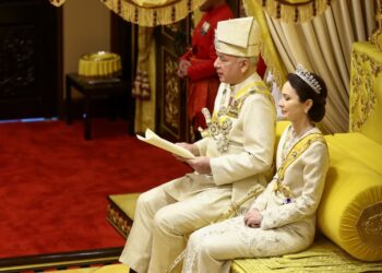 SULTAN Nazrin Muizzuddin Shah bertitah pada Istiadat Menghadap Sembah Taat Setia dan Penganugerahan Darjah Kebesaran Negeri Perak Sempena Sambutan Ulang Tahun Hari Keputeraan baginda yang ke-69 di Istana Iskandariah di Kuala Kangsar. - UTUSAN/MUHAMAD NAZREEN SYAH MUSTHAFA