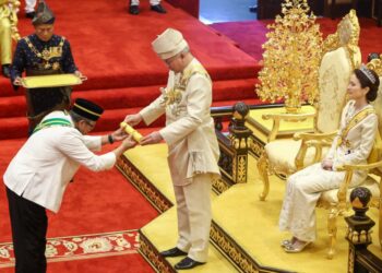 SULTAN Nazrin Muizzuddin Shah mengurniakan Darjah Dato' Seri Paduka Cura Si Manja Kini (SPCM) kepada Shamsul Azri Abu Bakar pada
Istiadat Penganugerahan Darjah Kebesaran Negeri Perak Sempena Sambutan Ulang Tahun Hari Keputeraan baginda yang ke-69 di Istana Iskandariah di Kuala Kangsar. - UTUSAN/MUHAMAD NAZREEN SYAH MUSTHAFA