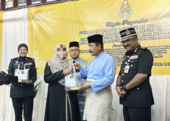 AB. Wahab Azizul Hassan menyampaikan sumbangan kepada prospek pada Majlis Penyerahan Sumbangan Makanan dan Minuman kepada Prospek sempena Ulang Tahun Keputeraan Sultan Perak ke-69 di Pusat Koreksional Batu Gajah hari ini. - UTUSAN/LIYANA RAMLI