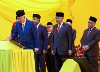 SULTAN Nazrin Muizzuddin Shah menyempurnakan majlis pemasyhuran Politeknik Maritim Sultan Nazrin Shah (PMSN) di Bagan Datuk hari ini. - UTUSAN/MUHAMAD NAZREEN SYAH MUSTHAFA