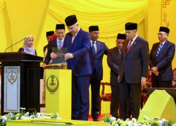 SULTAN Nazrin Muizzuddin Shah menyempurnakan majlis pemasyhuran Politeknik Maritim Sultan Nazrin Shah (PMSN) di Bagan Datuk hari ini. - UTUSAN/MUHAMAD NAZREEN SYAH MUSTHAFA