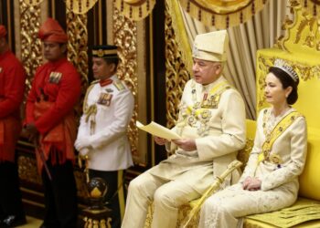 SULTAN Nazrin Muizzuddin Shah bertitah pada Istiadat Menghadap Sembah Taat Setia dan Penganugerahan Darjah Kebesaran Negeri Perak Sempena Sambutan Ulang Tahun Hari Keputeraan baginda yang ke-69 di Istana Iskandariah di Kuala Kangsar. - UTUSAN/MUHAMAD NAZREEN SYAH MUSTHAFA