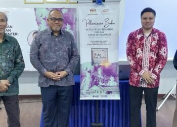 MOHAMAD Zahir Abdul Khalid (dua dari kiri) merasmikan Seminar Memperingati Perjuangan Tengku Menteri Ngah Ibrahim dan Peluncuran Buku Kota Ngah Ibrahim dalam Lipatan Sejarah di Muzium Matang di Taiping. - UTUSAN/WAT KAMAL ABAS