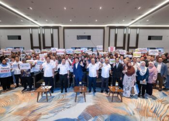 NGA Kor Ming (depan, tengah) bergambar bersama sebahagian penduduk pada Dialog Perdana Pembaharuan Semula Bandar di Pusat Konvensyen Majlis Perbandaran Ampang Jaya (MPAJ) di sini hari ini.  - UTUSAN/ FARIZ RUSADIO /