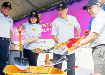 MOHAMMAD Nizar Jamaluddin (dua dari kanan) pada program CSR Bagi Kesiapansiagaan Monsun Timur Laut (MTL) di Stesen Minyak Shell Jalan Ipoh-Tanjung Malim, Simpang Pulai, Ipoh hari ini. - UTUSAN