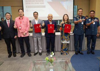 NOOR Azman Taib (empat dari kiri),  selepas Majlis Menandatangani Perjanjian Kerjasama Pembinaan Balai Bomba dan Penyelamat serta Kuarters Gohtong Jaya di sini, hari ini.