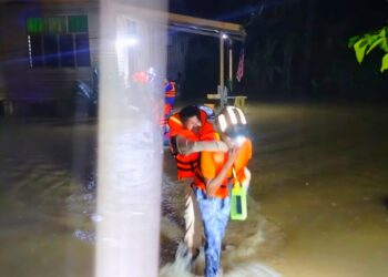 ANGGOTA Angkatan Pertahanan Awam Malaysia (APM) membantu menyelamatkan mangsa banjir di Mukim Ulu Jelai, Telang dan Penjom di Lipis, Pahang.