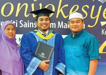 MUHAMMAD  Nizamuddin Mohd. Zulkifli bergambar bersama ibu dan abangnya pada Majlis Konvokesyen Ke-23 USIM di Dewan Tuanku Canselor USIM, Nilai, Seremban, semalam.