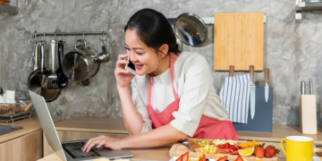 ANDA boleh membantu pelanggan melalui panggilan telefon, e-mel atau chat secara dalam talian dan kerja ini fleksibel.