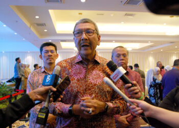 Wan Ahmad Dahlan Abdul Aziz pada sidang akhbar selepas Majlis Perjumpaan Ketua Pengarah Perkhidmatan Awam Bersama Pegawai Awam Negeri Melaka di MITC, Ayer Keroh, Melaka. UTUSAN/AMRAN MULUP