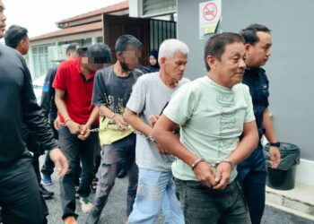 ISMAIL Dahalan (depan) bersama anak dan abangnya didakwa di Mahkamah Majistret Parit hari ini atas pelbagai kesalahan termasuk melupuskan harta curi.