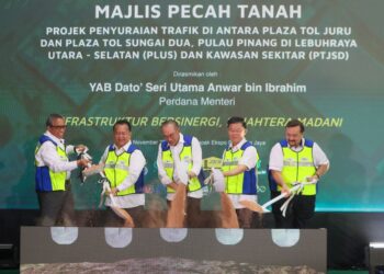 ANWAR Ibrahim (tengah) pada Majlis Pecah Tanah Projek Penyuraian Trafik antara Plaza Tol Juru dan Plaza Tol Sungai Dua (PTJSD) di Tapak Ekspo Seberang Jaya, di sini hari ini.