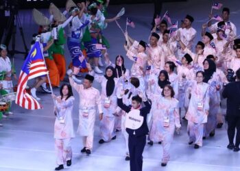 Kontinjen Malaysia diketuai Foo Zu Tung selaku pembawa Jalur Gemilang melepasi pentas utama perasmian Sukan Deaflympics 2025 di Tokyo Metropolitan Gimnasium, Jepun, semalam. - IHSAN MSDEAF
