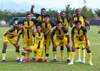 PEMAIN Perak meraikan jaringan ketika menentang Kedah Darul Aman dalam perlawanan Liga A1 Semi-Pro  di Kompleks Bola Sepak Perak di Chepor, Ipoh. - UTUSAN/MUHAMAD NAZREEN SYAH MUSTHAFA