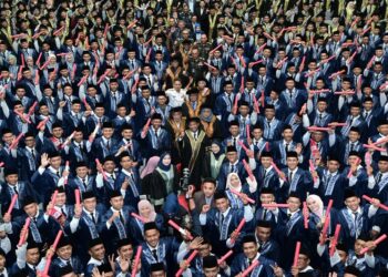 LOKMAN Hakim Ali ketika sesi bergambar bersama kesemua pelatih yang telah menamatkan kursus pada Majlis Penganugerahan Diploma Kemahiran Malaysia dan Sijil PERHEBAT di Kompleks PERHEBAT, Kem Sungai Buloh di sini, hari ini. - UTUSAN/SYAKIR RADIN