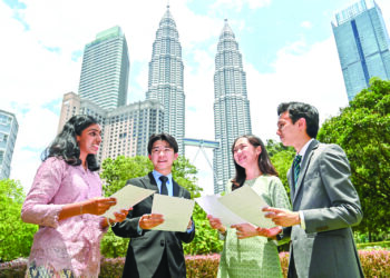 INISIATIF memajukan bidang pendidikan negara yang dijalankan oleh PETRONAS membantu dalam mengubah masa depan pelajar
berbakat yang datang dari segenap pelosok negara.