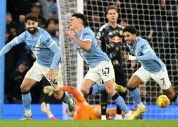 PEMAIN tengah Manchester City, Phil Foden meraikan kejayaannya menjaringkan gol kemenangan menewaskan Leeds 3-2 di laman sendiri, semalam. - AFP