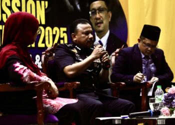 MOHD. Yusoff Mamat (tengah) menjawab pertanyaan semasa sesi Program Town Hall Discussion Ketua Polis Kelantan 2025: Waspada Jenayah Dadah dan Jenayah Siber di Universiti Teknologi Mara (UiTM) Kampus Machang, Kelantan.