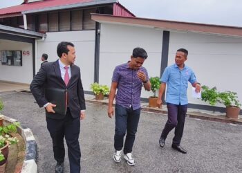 MUHAMMAD Fauzan Razali (tengah) didenda RM8,000 selepas mengaku bersalah memindahkan 18 ekor lembu tanpa kebenaran Pengarah Jabatan Perkhidmatan Veterinar (DVS) Perak di Mahkamah Majistret Sungai Siput hari ini.