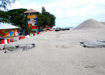 PROJEK tambakan yang giat dijalankan di Pantai Puteri, Melaka menyebabkan habitat umpun-umpun pasir terus lenyap. – UTUSAN/AMRAN MULUP