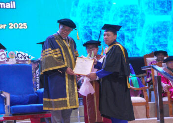 SAIFUDDIN Nasution Ismail menyampaikan anugerah Majlis Konvokesyen 2025 Sijil Kemahiran Malaysia (SKM) Jabatan Sukarelawan Malaysia (RELA) di UTeM, Durian Tunggal. -UTUSAN/AMRAN MULUP