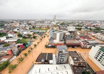 BANJIR melanda Hat Yai yang menyaksikan ramai pelancong Malaysia terperangkap.– Facebook Hello Hatyai Dannok