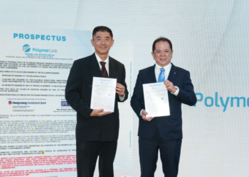 KOH Song Heng (kanan) bersama Phang Siew Loong (kiri) pada majlis pelancaran prospektus syarikat itu bersempena penyenaraian di Pasaran ACE Bursa Malaysia Securities Berhad.