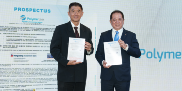 KOH Song Heng (kanan) bersama Phang Siew Loong (kiri) pada majlis pelancaran prospektus syarikat itu bersempena penyenaraian di Pasaran ACE Bursa Malaysia Securities Berhad.