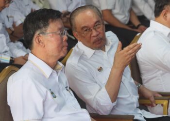ANWAR Ibrahim (tengah) berbual bersama Chow Kon Yeow (kiri) pada majlis pecah tanah projek penyuraian trafik Juru-Sungai Dua di tapak ekspo Seberang Jaya, Pulau Pinang, hari ini. - UTUSAN/DANIAL SAAD