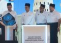 ANWAR Ibrahim (kiri) ketika melakukan gimik pada Majlis Peluncuran Masjid Madani SPT di Taman Arowana, Permatang Pauh, Pulau Pinang hari ini. - UTUSAN/DANIAL SAAD