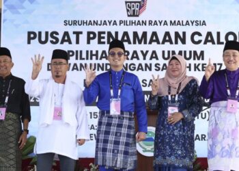 HAJIJI Noor (kanan) bergambar bersama barisan calon yang bertanding bagi kerusi Dewan Undangan Negeri (DUN) Sulaman di Dewan Seri Sulaman, Majlis Daerah Tuaran, Sabah, semalam. - UTUSAN/AMIR KHALID