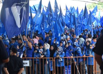PENYOKONG yang hadir merancakkan suasana dengan  kibaran bendera biru dan sorakan keyakinan terhadap  Osin Jilon dan Datuk Awang Aslee Lakat.