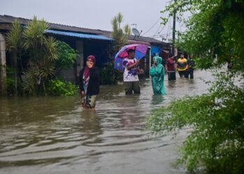 PENDUDUK membawa barang berharga berpindah ke pusat pemindahan sementara (PPS) selepas rumah mereka ditenggelami banjir di Taman Perumahan Awam Kos Rendah Bukit Payung,  Marang, Terengganu. - UTUSAN/PUQTRA HAIRRY