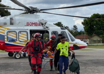 PASUKAN penyelamat membawa lelaki Orang Asli yang dipatuk ular berbisa ketika mencari hasil hutan di Kampung Agek, Gerik.