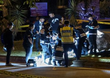 ANGGOTA polis menjalankan siasatan di lokasi seorang lelaki mati ditembak dan ditetak sekumpulan individu tidak dikenali dalam kejadian di Nusari Biz Sendayan, Seremban, Negeri Sembilan, semalam.