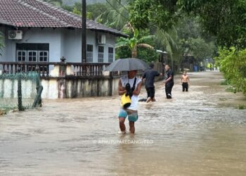 BANJIR melanda Kampung Baru Pulau Redang, Kuala Nerus, Terengganu ekoran air pasang besar dan hujan berterusan. - IHSAN APM