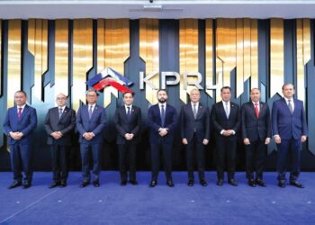 PEMANGKU Sultan Johor, Tunku Mahkota Ismail (tengah) bergambar bersama Menteri Besar Johor, Datuk Onn Hafiz Ghazi dan ahli-ahli Lembaga Pengarah Kumpulan Prasarana Rakyat Johor (KPRJ) di hadapan logo KPRJ yang baharu dirasmikan.