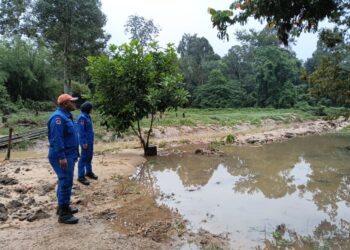 ANGGOTA APM melakukan pemantauan di sekitar kawasan sungai di Raub, Pahang.