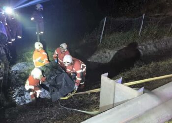 ANGGOTA bomba mengangkat mayat pemandu lori yang rentung dalam kebakaran lori selepas kenderaan dipandunya terbabas dan terbakar di Kilometer 254, Lebuh Raya Utara-Selatan arah utara dekat Kuala Kangsar hari ini.